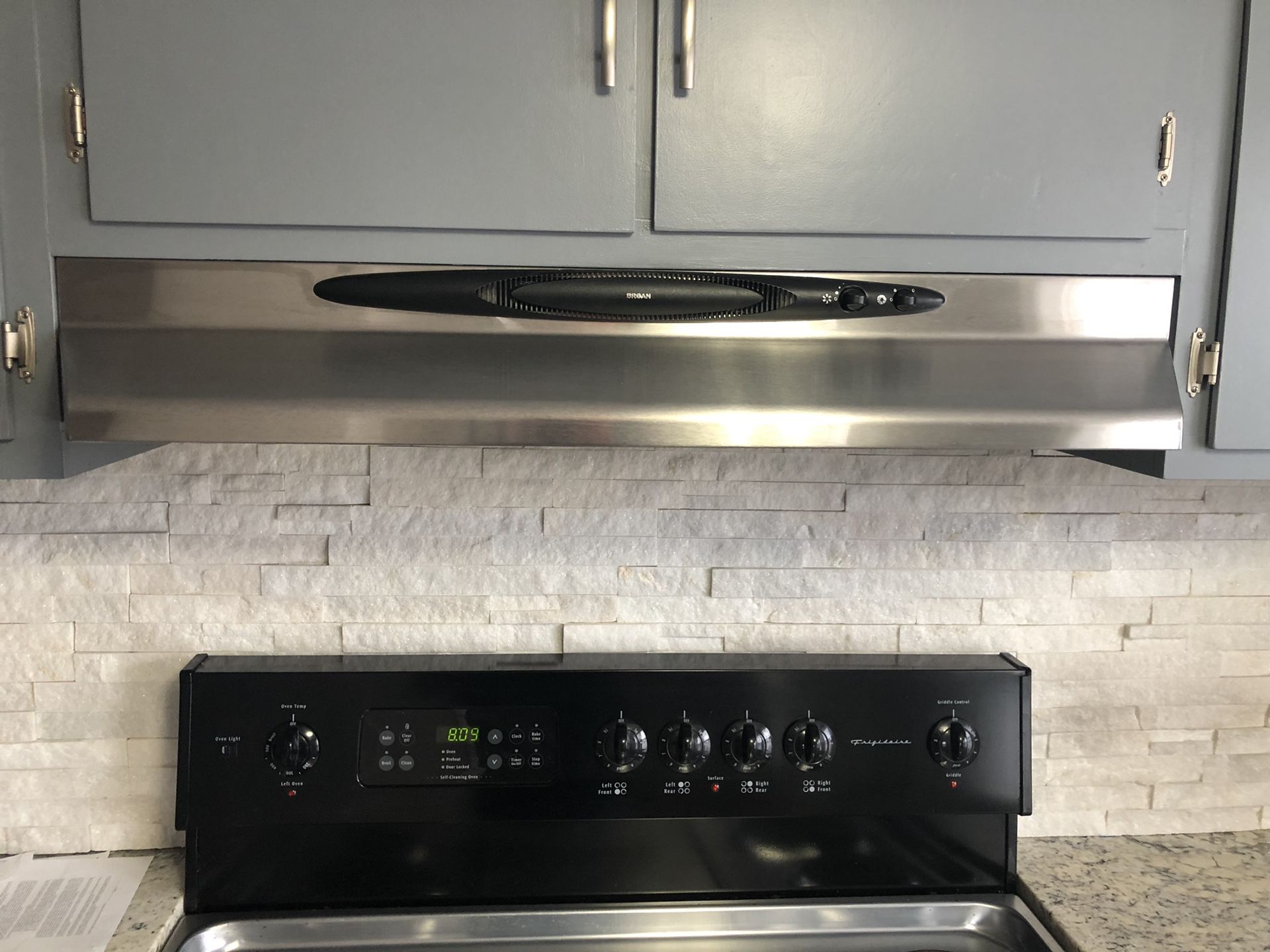 40” Electric Stove with built in griddle with Broan stainless hood oven
