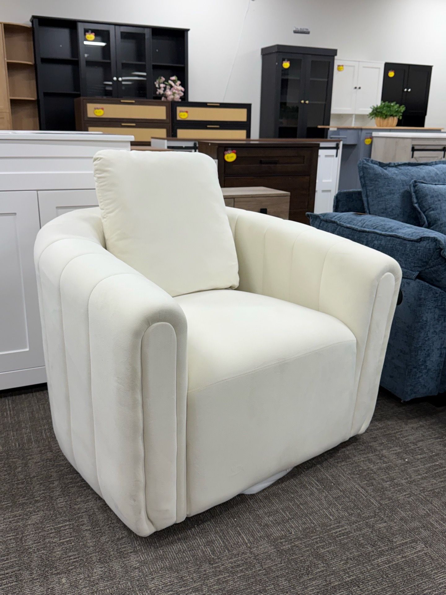 Swivel Accent Chair, Modern Velvet Living Room Chair with Pillow, Barrel Chair for Bedroom & Reading Corner (Beige) ✅Dimensions:34W x 25H in 💰110$