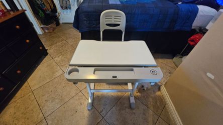 Mount it - Kids Adjustable desk