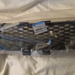 2014 - 2018 Jeep Grand Cherokee Front Lower Grille Factory Mopar New (contact info removed)6AD