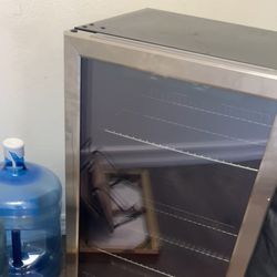Beverage Cooler/ Small Refrigerator 