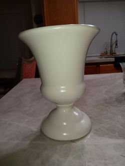 BEAUTIFUL UNIC SHAPE DECORATIVE VASE DIMANTION 9"1/2 H×7" W (ROUND DIAMETER).