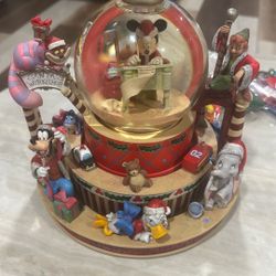 Mickey Mouse Snow globe Works