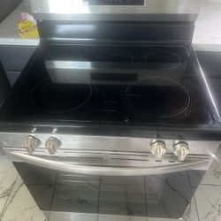 Frigidaire 30-in Glass Top 5 burners 5.3-cu ft Freestanding Electric Range Fingerprint Resistant