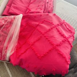 King Size Pink Duvet Cover With Matching Pillow Cases. Brand New!