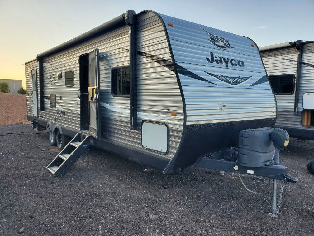 2020 Jayco 30 ft spacious family trailer 6200lbs sleeping 8-10