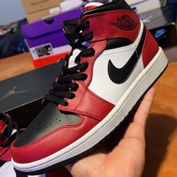 Jordan 1 Mid Chicago Black Toe 