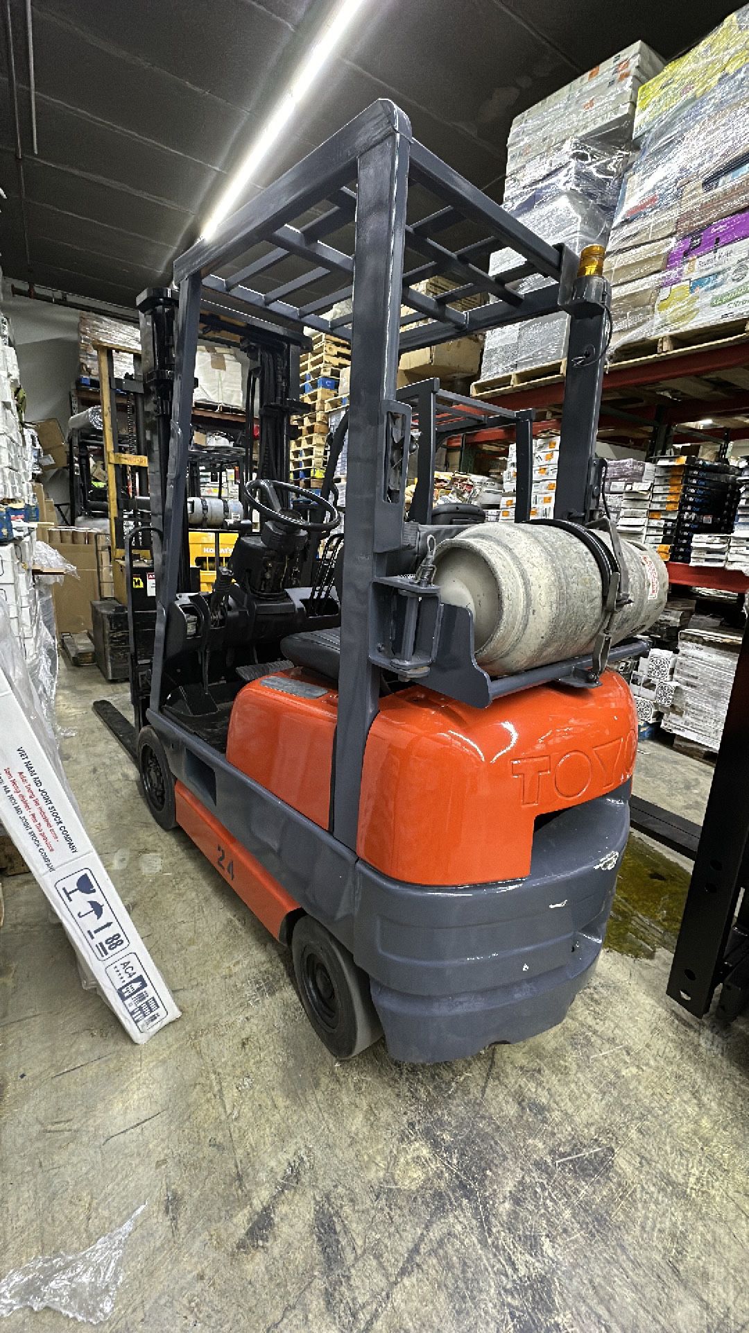 FORKLIFTS 2-3 stages, pneumatic tires, 2000-7000 lb(Toyota, CAT, Nissan, Komatsu)