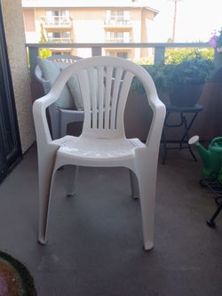 4 Never Used   Stackable Lt. Taupe Resin Lawn Chairs