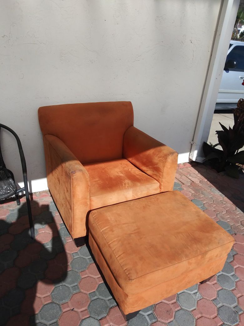 Free chair with foot rest