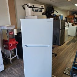 Insignia Refrigerator 59x24x24 