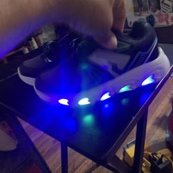 Kids size 2 light up tennis shoe