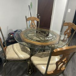 Round Table & 4 Chairs 