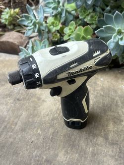└➤➤➤Makita DF030D 10.8V LXT Cordless 1/4" Hex Driver-Drill + 1 Battery