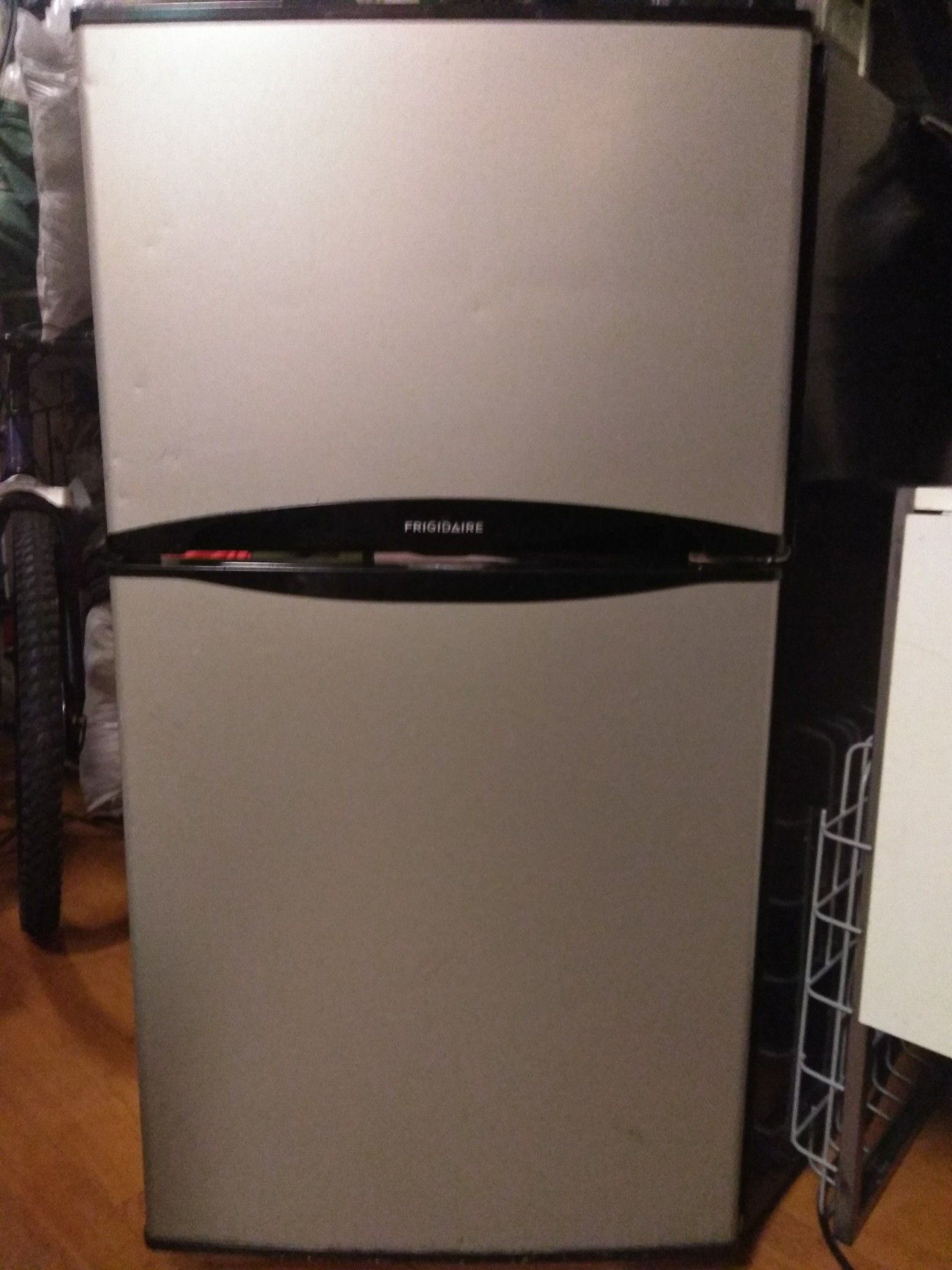 Frigidaire: mini-fridge