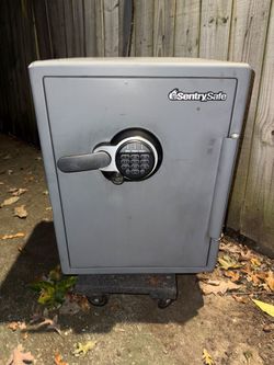 Large  Electronic Digital SentrySafe