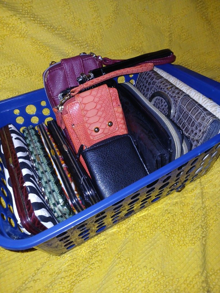 WOMAN'S WALLET'S