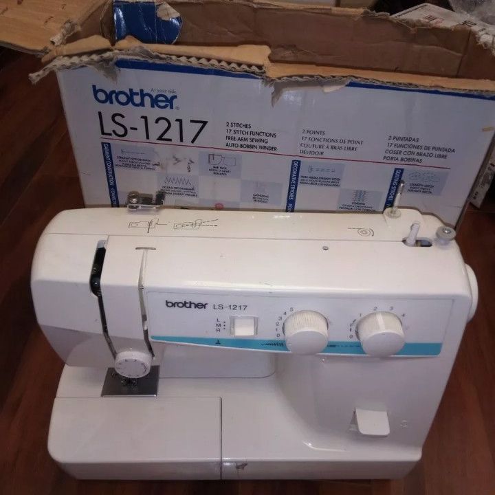BROTHER SEWING MACHINE LS-1217 Complete With Foot Pedal - Works