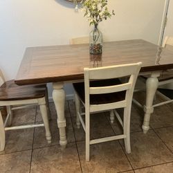 Comedor, cuatro sillas
