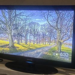 Samsung TV 43in Excellent Condition (Free Google Chromecast)