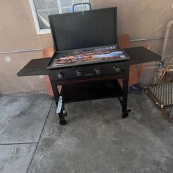 Daytona 4-Burner Propane Gas Griddle with Lid in Black Griddle