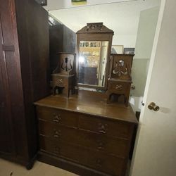 Chest of drawers with mirror