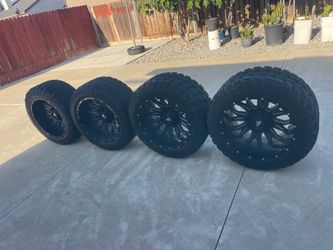 20 “Black Off-Road Wheels & Tires Set – 33x12.50R22LT – Clean Setup