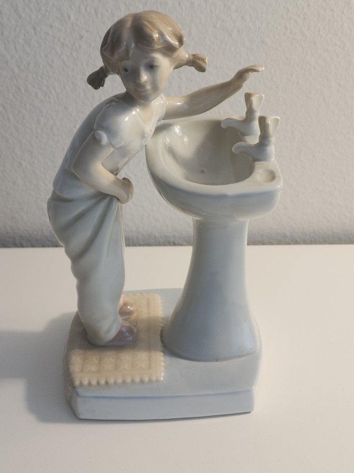 Retired Lladró #4838 Glazed Porcelain Figurine. Designed in Spain by LLadro sculptor Julio Fernandez with the Spanish name "Niña Del Lavabo" NEW