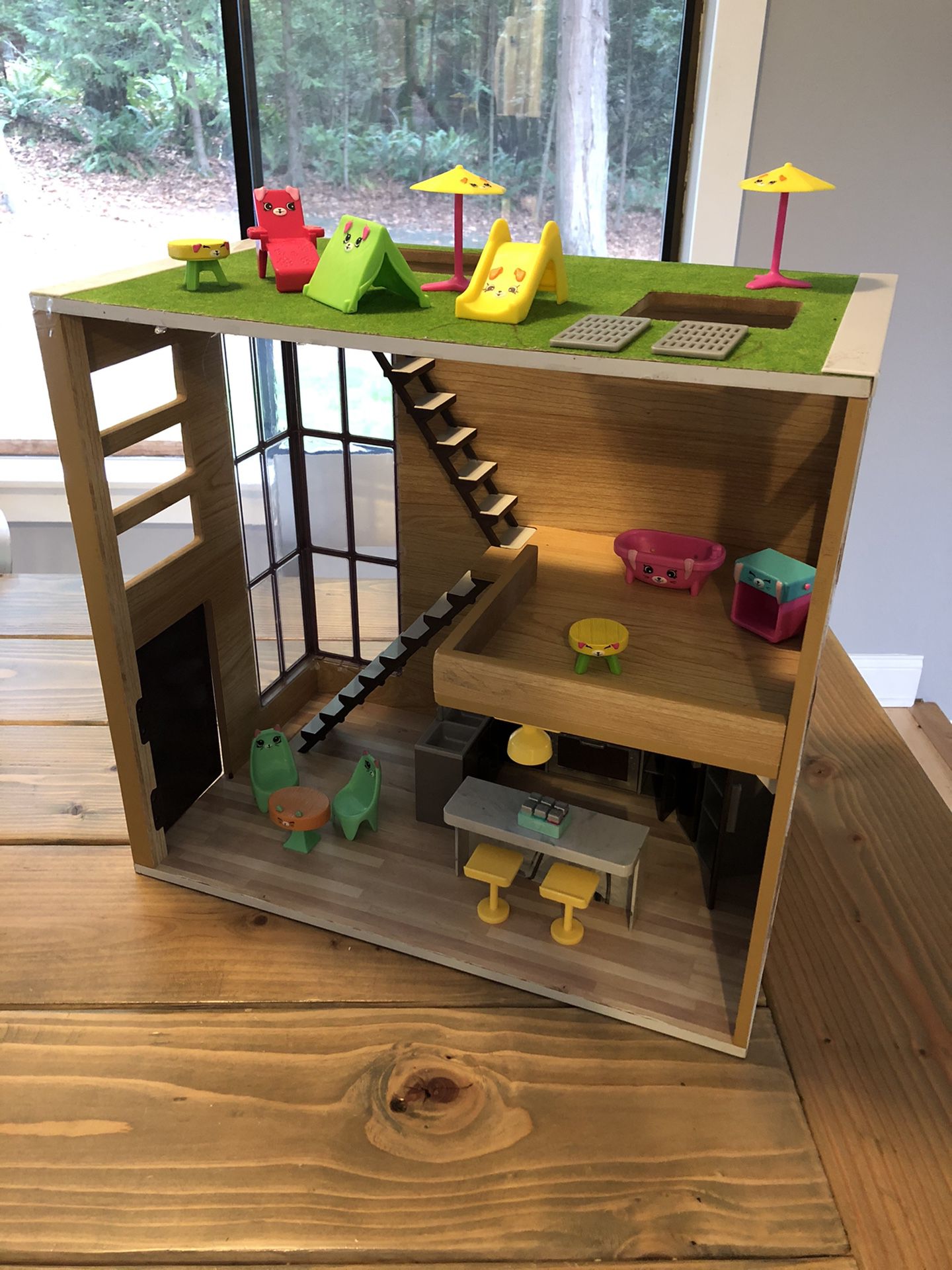 Shopkins Dollhouse with Shopkins Furniture and working lights!