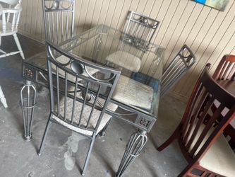 Dinnig table 4 chairs good condition