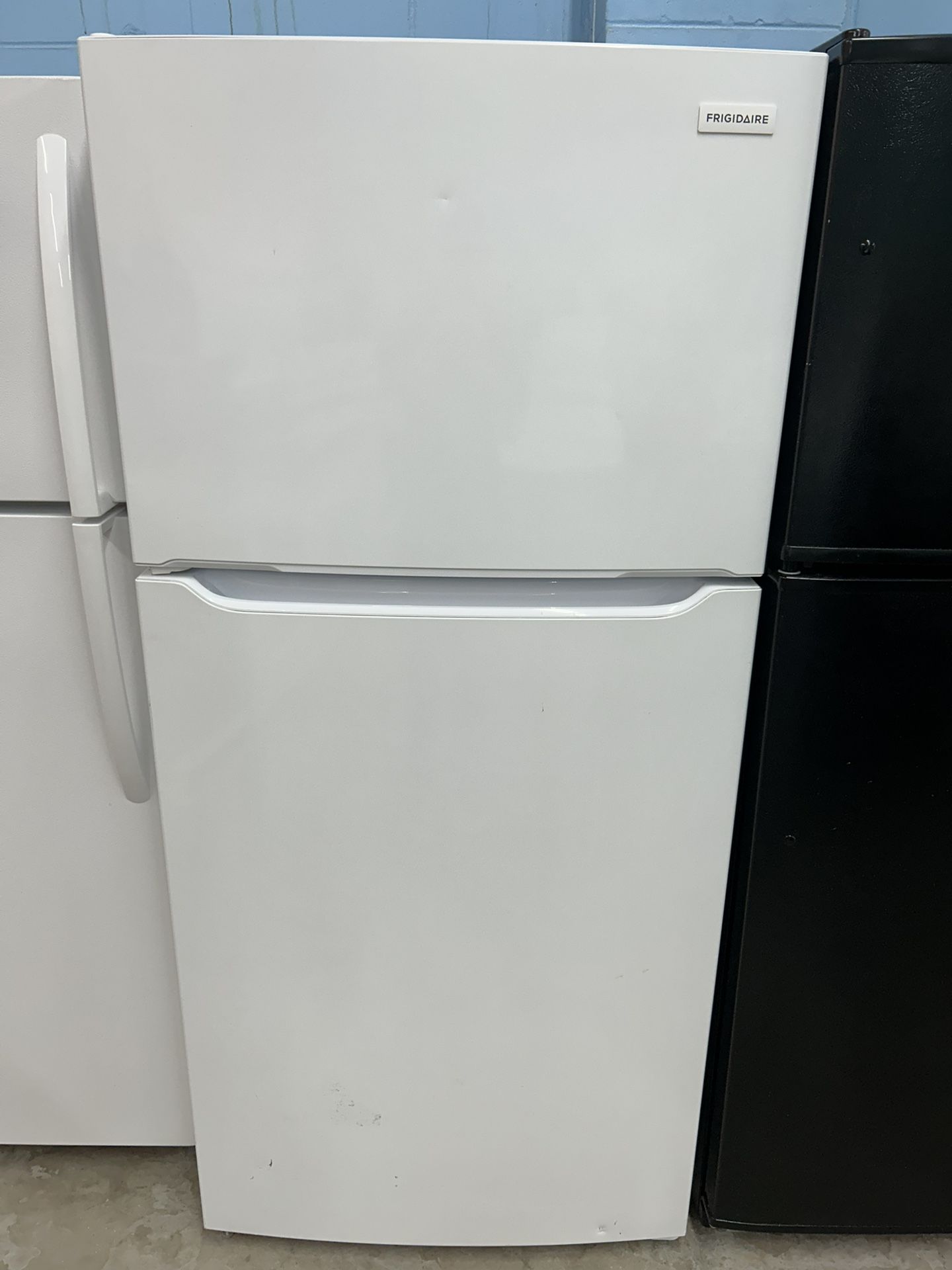 Like New White 18 Cu Ft Refrigerator