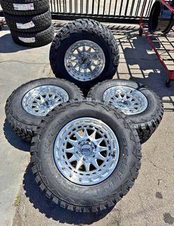 🔥17” KMC KM556 CRUX WHEELS GLOSS SILVER RIMS 6x139.7 + 285/70R17 TIRES SILVERADO TACOMA SEIRRA