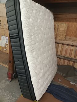 BEAUTIFUL Sterns And Foster Pillow Top Queen Size