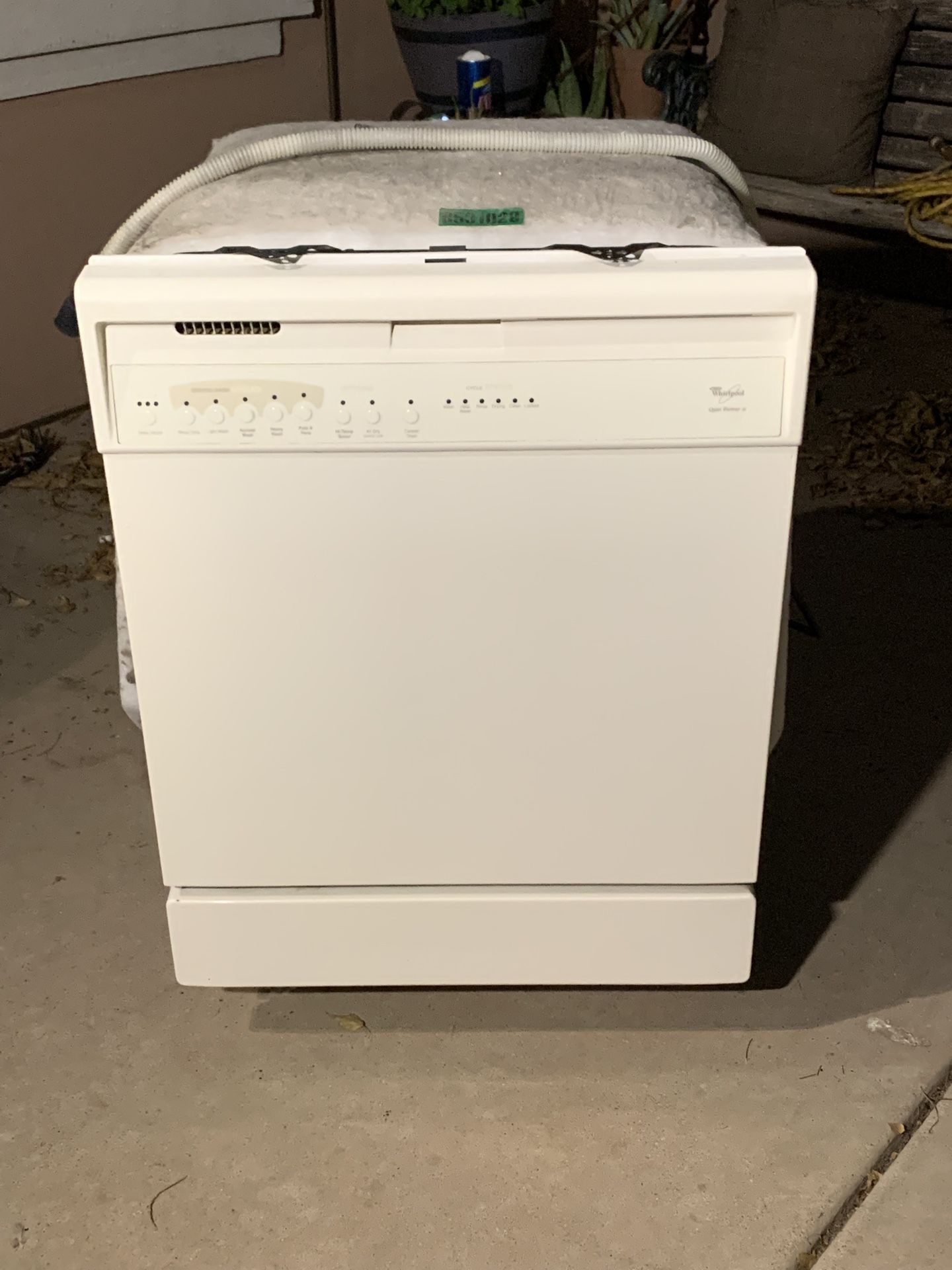 White Whirlpool Dish Washer 