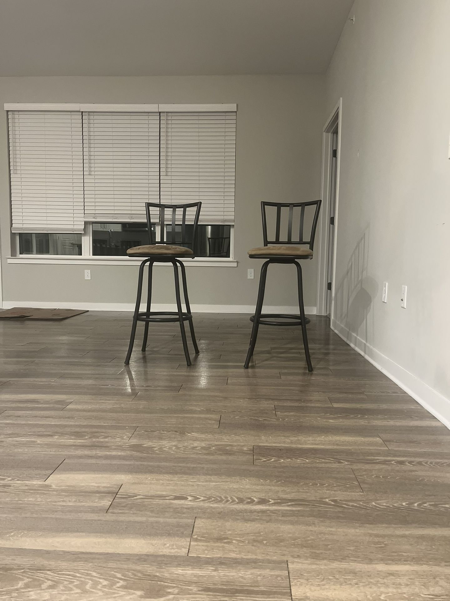 2 Bar Chairs For Sale 100$