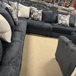 Absolutely Gorgeous Cozy Sectional! 