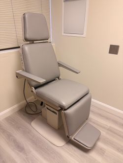 Midmark 491 Power Exam Chair - Excellent condition