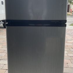 Magic Chef Refrigerator 2 Door Mini With Freezer