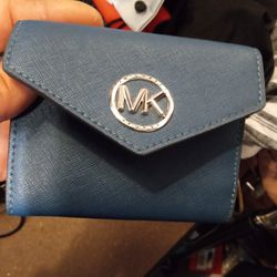 Michael Kors

Carmen Medium Leather Tri-Fold Wallet Navy