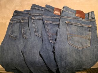 5 pair of 32x30 Men's Jeans. 2x Hollister and 3x Sonoma.