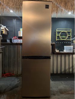RCA 9 Cu Ft Refrigerator - 2024 Model - Excellent Condition