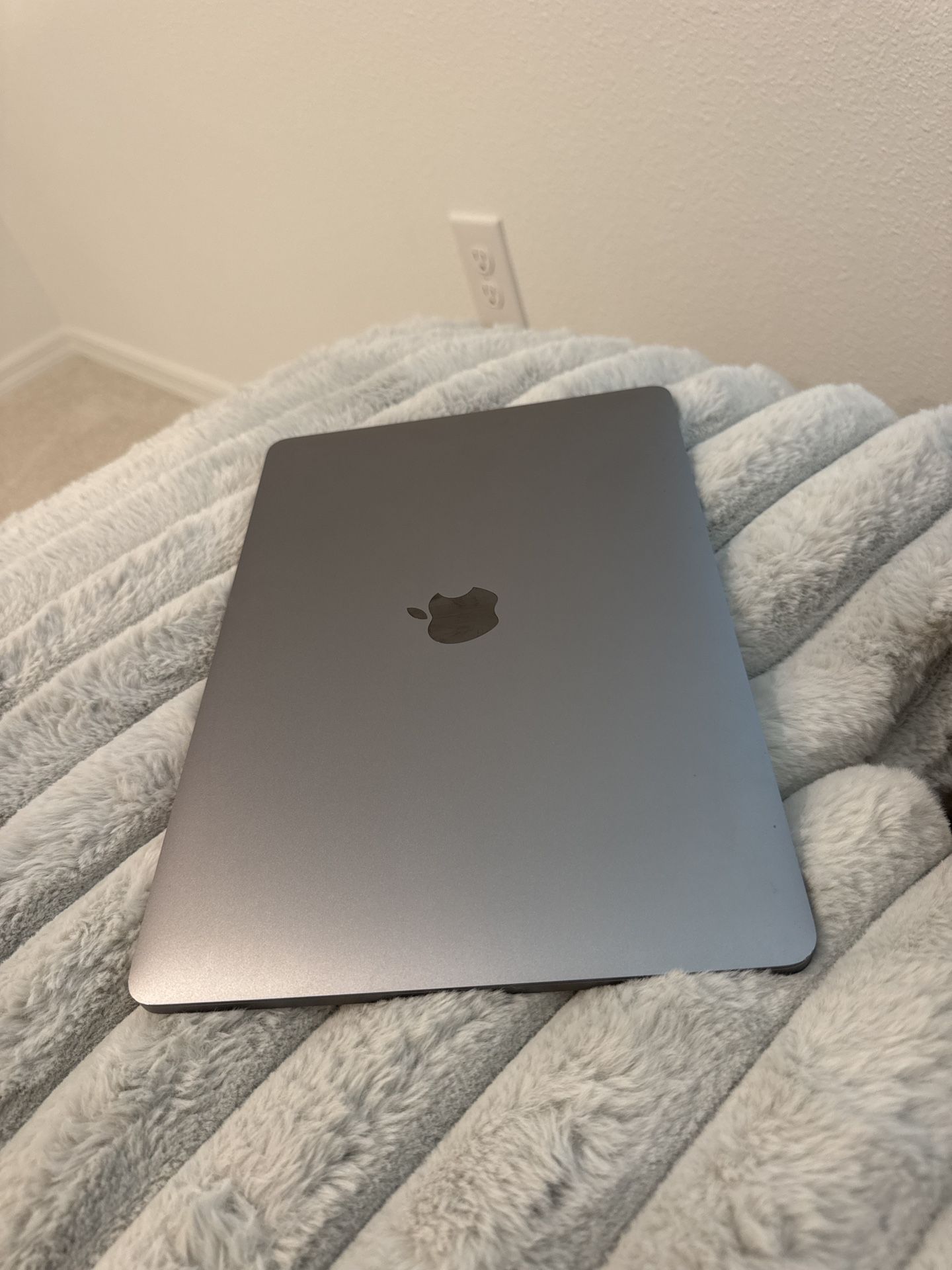 Apple MacBook Pro 13” (2020) A2251 i5 2.0GHz • 16GB • 512GB • 4x TB3 • Space Gray