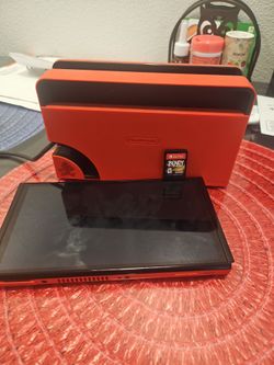 Nintendo switch con case y un juego de Bendy.