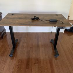 Electric standing desk