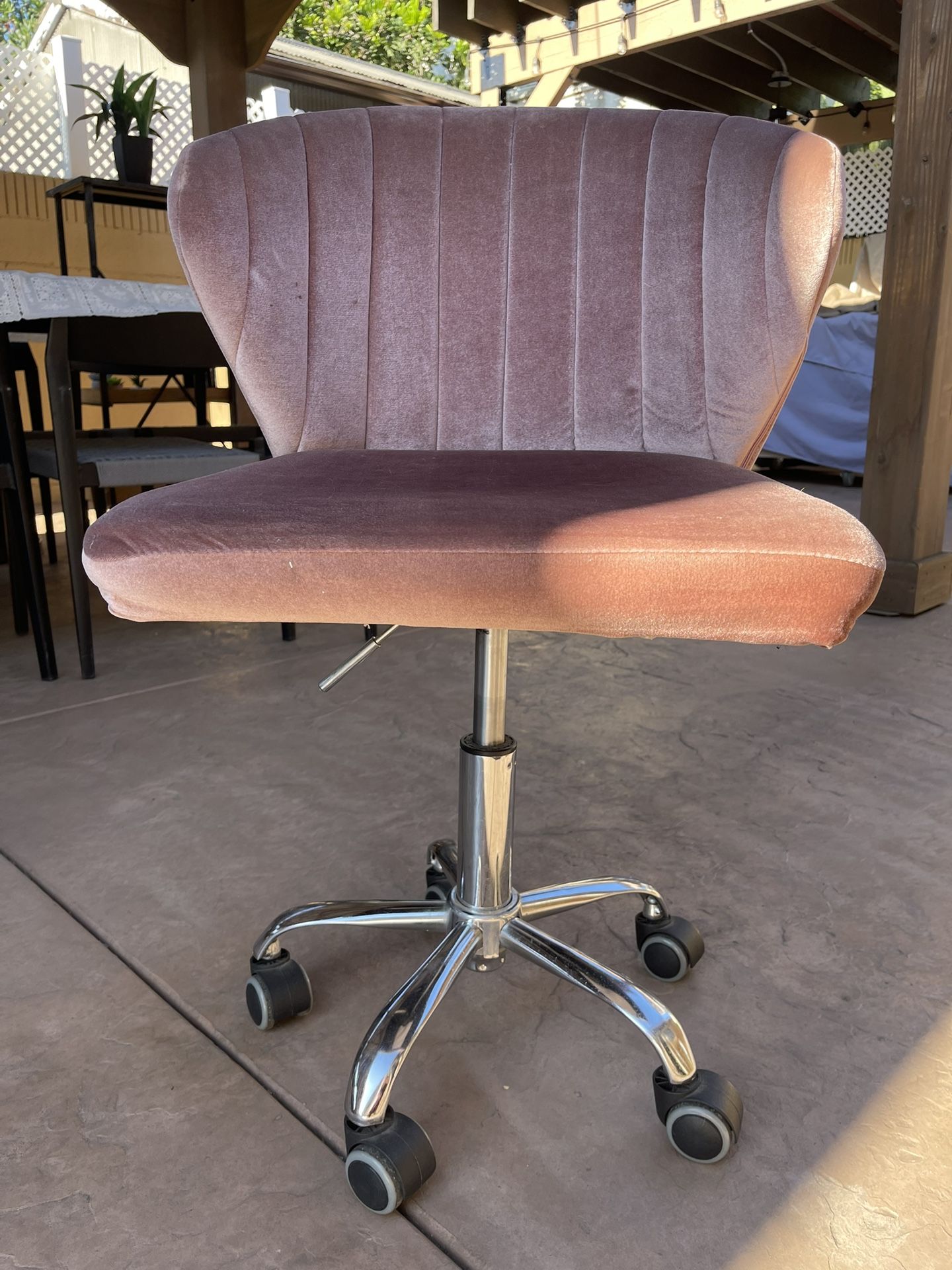 Pink rolling chair 