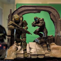 Halo 5: Guardians Limited Collector's Edition Master Chief and Spartan Locke Statues