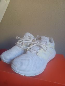 Men's white Adidas tennis shoes size 10 5