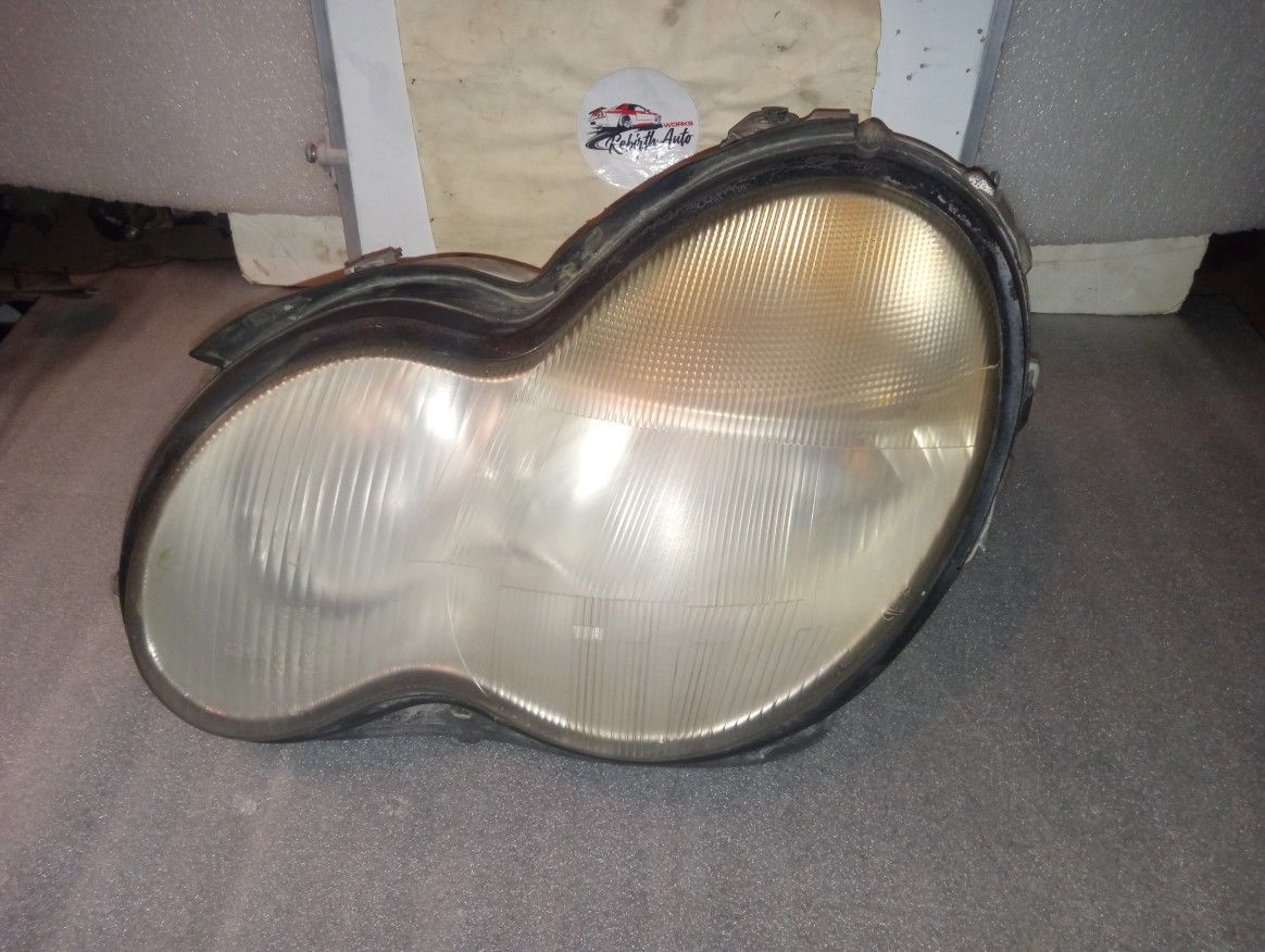 Mercedes Benz C230 Driver Side Headlight *Parts*