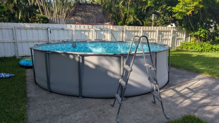 Above Ground Round Swimming Pool with Ladder