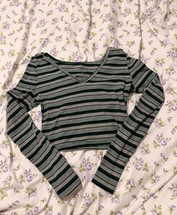 Black & Green Striped V‑Neck Long Sleeve Crop Top